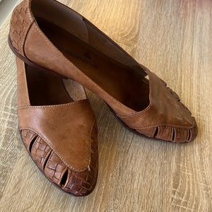 Liz Claiborne brown leather slipper Size 8